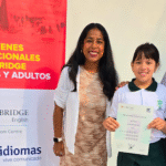 Alumna de Saint Patrick's recibiendo su certificación Cambridge English